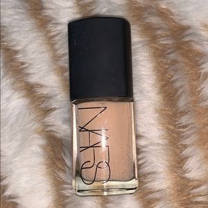 NARS Sheer Glow Foundation in shade Fiji